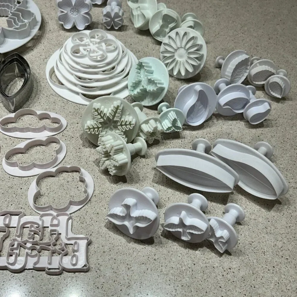 100+ Piece Cake Decorating Sugarcraft Tool Kit
